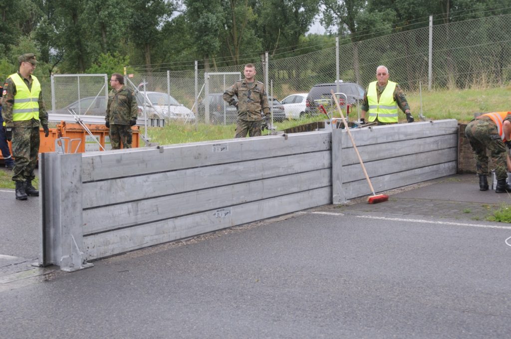 2. Feld fertiggestellt (nimmt die halbe Fahrbahnbreite der B 9 ein!) …Ende der Übung