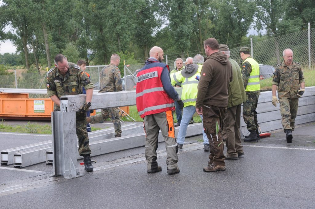 Einsetzen der Dammbalken im 2.Feld