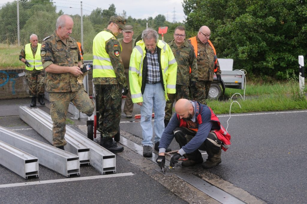 Freilegen der Bodenhülsen für die nächste Stütze. Fotos: Rainer Hellberg