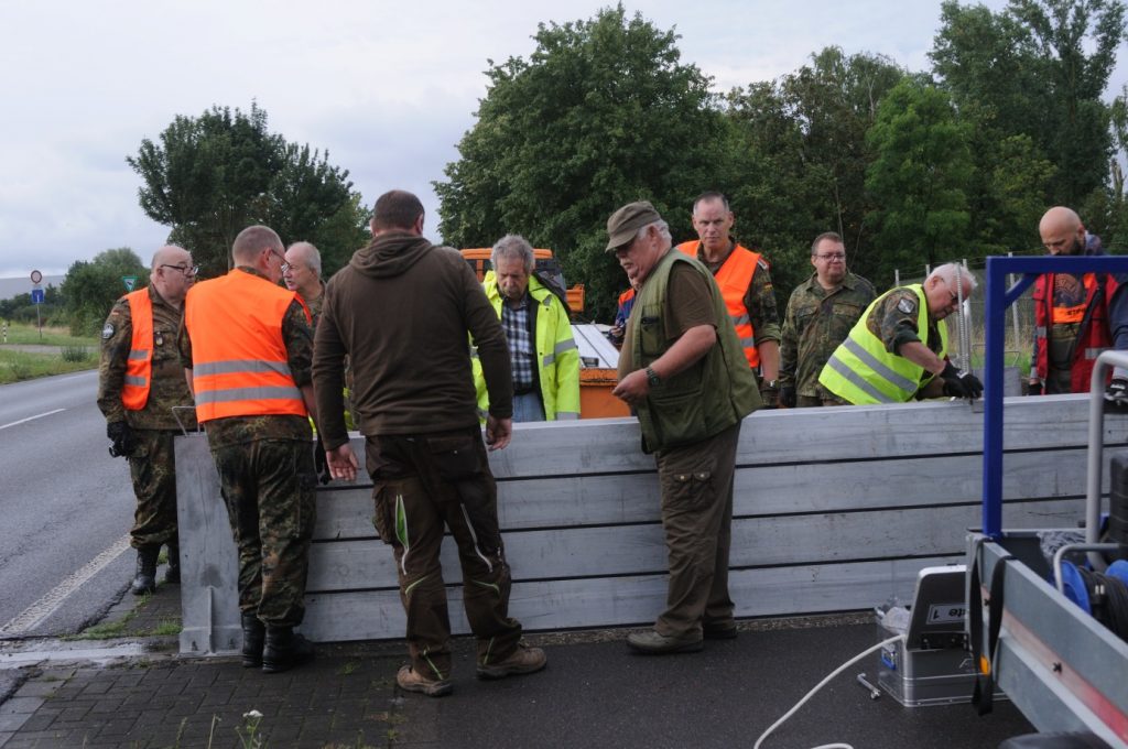 Mobiler Hochwasserschutz im 1. Feld fertiggestellt. Fotos: Rainer Hellberg